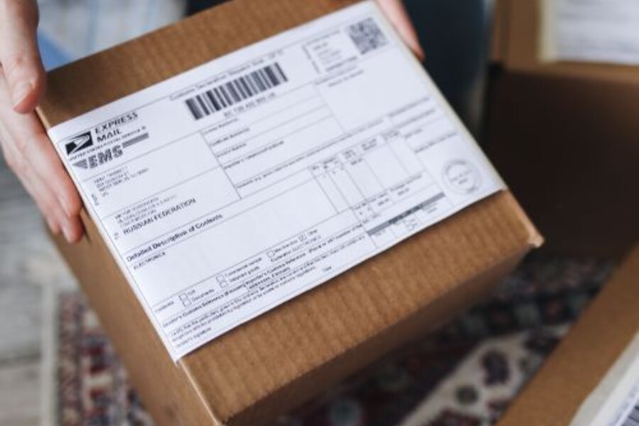 Shipping parcel with customs documentation